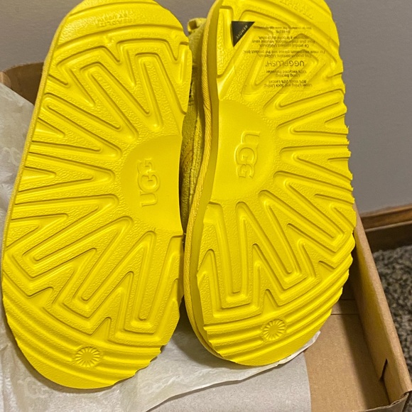 Toddler UGG Boots 10c Yellow - Picture 2 of 5